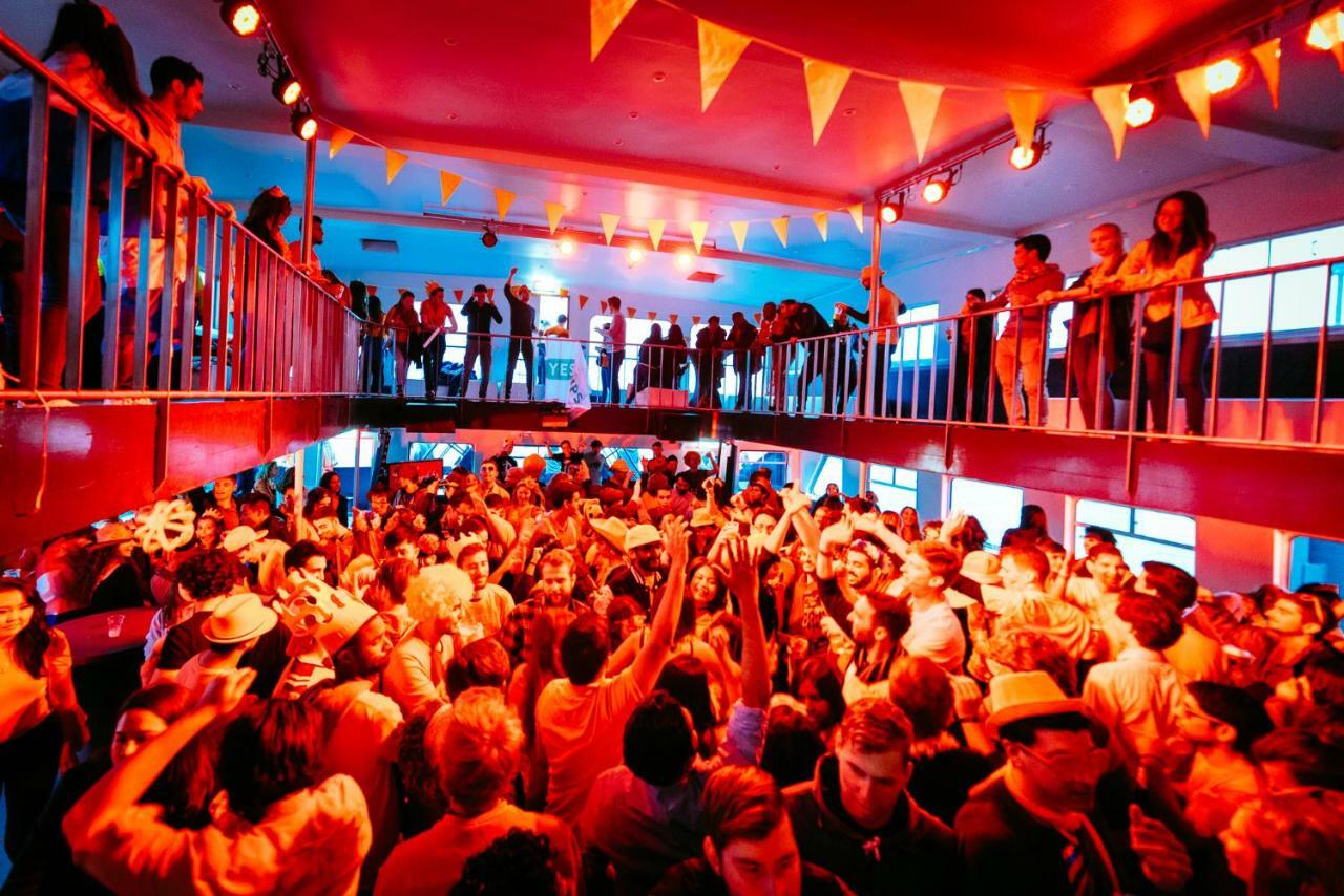 The Esn Kingsday Campsite Amsterdam Bagian luar foto
